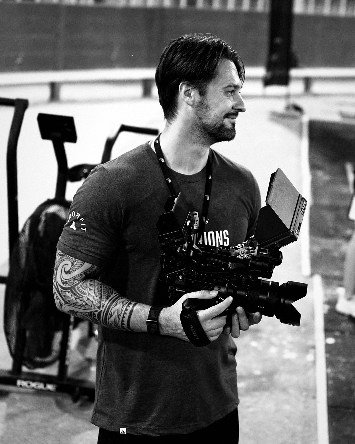 Jordan Motyl, caméra Sony en main, sur le tournage d'une compétition de CrossFit dans les arènes